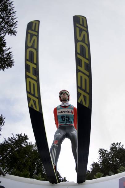 Il tedesco Markus Eisenbichler attende il proprio turno nel salto di Coppa del Mondo a Engelberg, Svizzera (Afp)